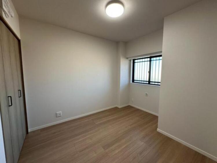 内装 子供部屋にぴったりな洋室。明るい空間で成長を見守ります 