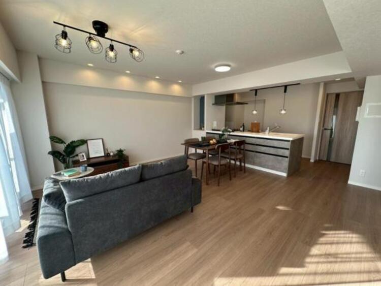 居間 18.5帖の明るく広々としたLDK！ご家族が自然と集まるゆとりの空間です 