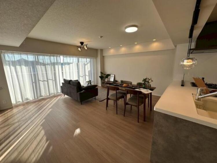 居間 食と憩いの場がゆるやかに続く、家族の存在を感じられるLDKです 