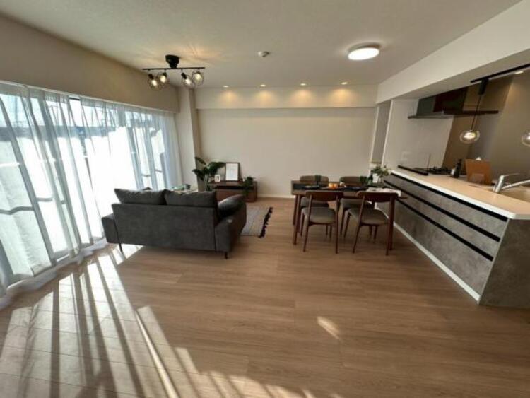 居間 一日の長い時間を過ごすリビング。インテリアを楽しめるゆとりある広さです。 