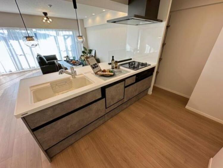 キッチン 開放的なフルオープンの対面式キッチンでお料理中もご家族の気配を感じられます 