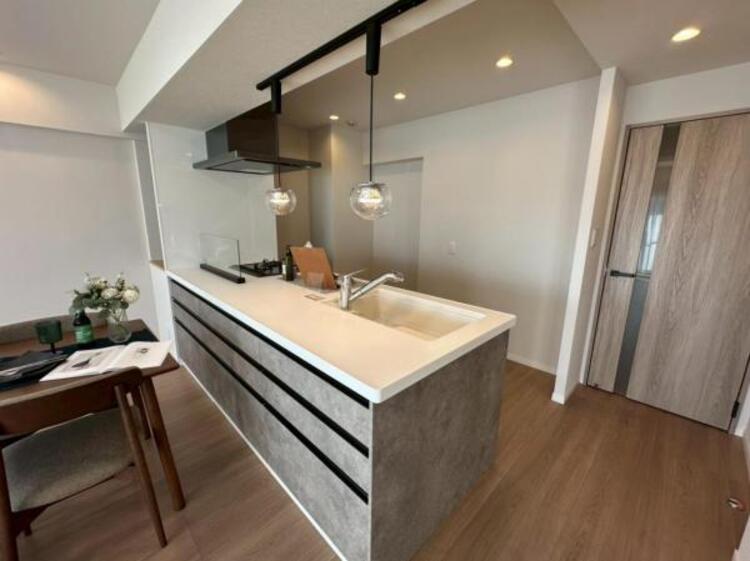 キッチン ダイニング側に小物の収納が可能な引き出し付のキッチン。暮らしの真ん中にふさわしいデザイン性と機能性です。