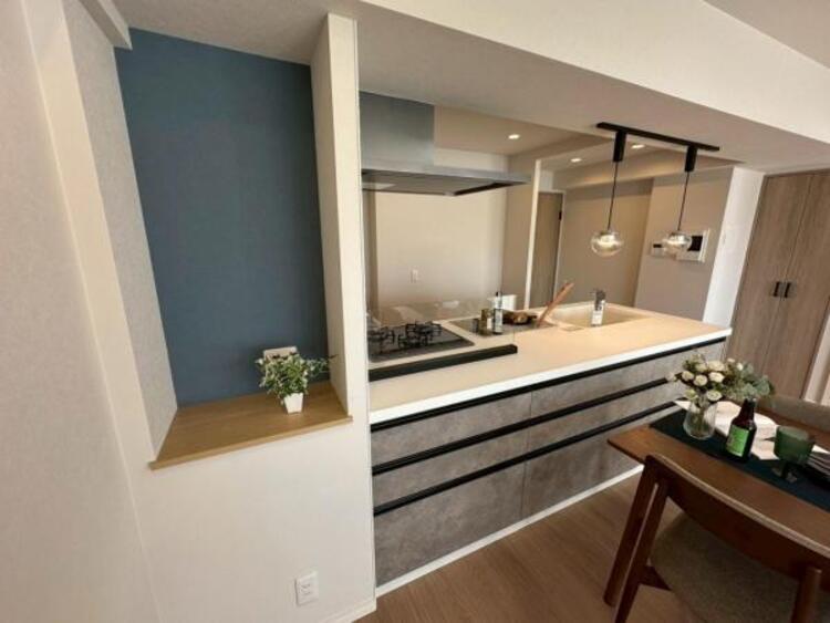 キッチン 空間のアクセントとなるカラークロス。インテリアと調和する空間デザインです。