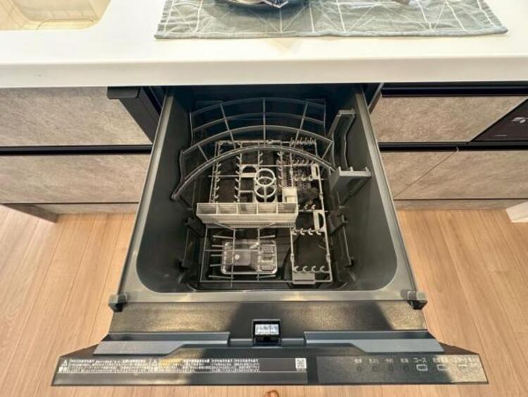 キッチン ビルトイン食洗機で食後の負担を軽減。高温洗浄と乾燥で、手洗いより清潔・快適、経済的です。 