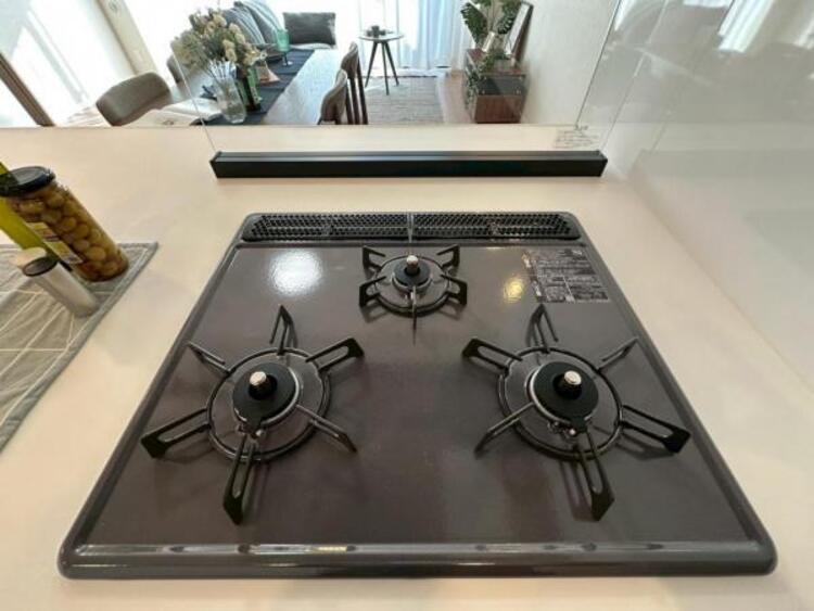 キッチン 3口コンロはお鍋もフライパンも同時に使えるので、料理効率も上がりますね。 