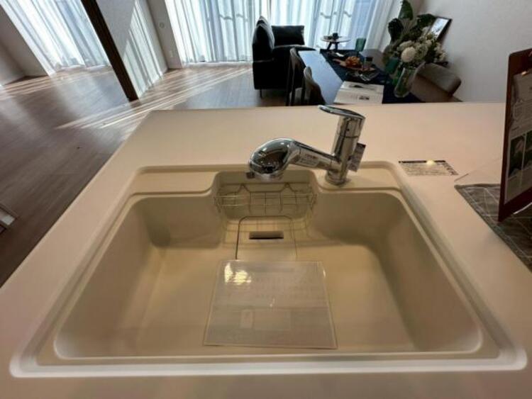 キッチン 鍋や大皿も洗える広々としたシンクです。
