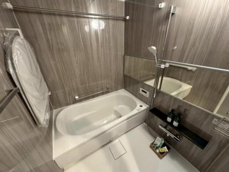 風呂 浴室乾燥機付きのバスルーム。足を伸ばしてリラックスができる安らぎの空間です 