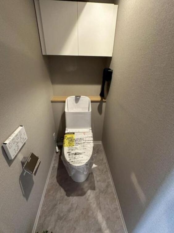 トイレ 明るく清潔感のある節水型ウォシュレットトイレです 