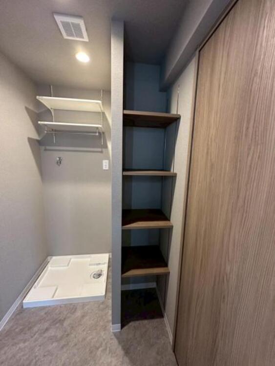 洗面 ビルトインのリネン庫があり、洗面スペースを広々とつかえます 