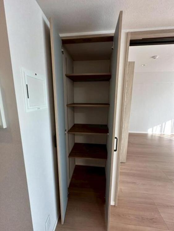 収納 高さのあるLDK収納には掃除機などもすっきりとしまえます 