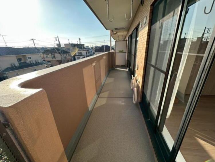 バルコニー 南向きの明るいバルコニーは陽当たり良好で洗濯物が良く乾きます 