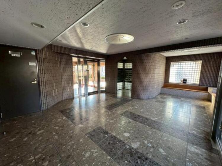 エントランス 石調の高級感あふれるエントランスです。オートロックにつき防犯面も安心です！