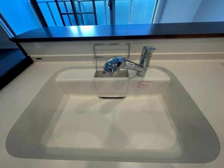 キッチン 鍋や大皿も洗える広々としたシンクです。