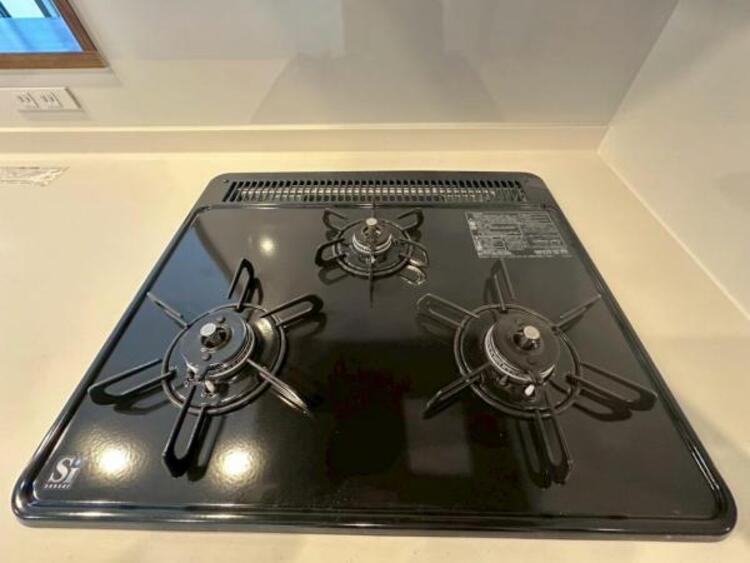 キッチン 毎日の料理に嬉しい3口コンロ。グリルもあり色んなレシピを楽しめそうです。 