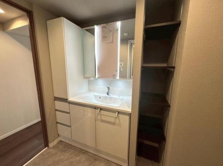 洗面 鏡面裏が収納となっており小物もすっきりと収納できる洗面台