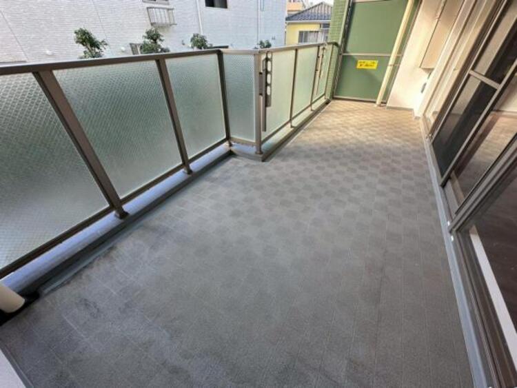 バルコニー 2部屋に面したワイドバルコニーは陽当たり良好で洗濯物が良く乾きます