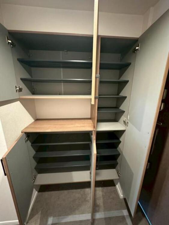 その他 ご家族の靴をすっきり収納できるシューズボックス。季節のオーナメントや家族のお写真を飾れます。