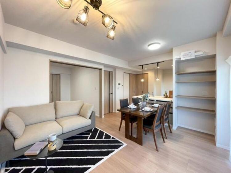 居間 一日の長い時間を過ごすリビング。陽光の注ぐ明るい空間です 