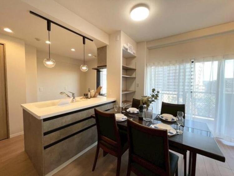 居間 食と憩いの場がゆるやかに続く、家族の存在を感じられるLDKです 