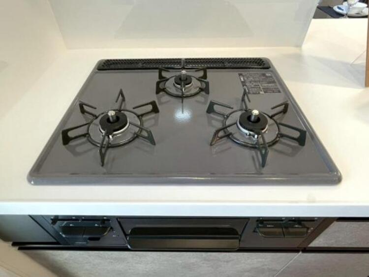 キッチン 毎日の料理に嬉しい3口コンロ。グリルもあり色んなレシピを楽しめそうです。 
