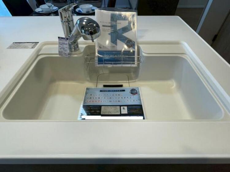 キッチン 鍋や大皿も洗える広々としたシンクです。ワンタッチで浄水に切り替えられる浄水一体型水栓採用 