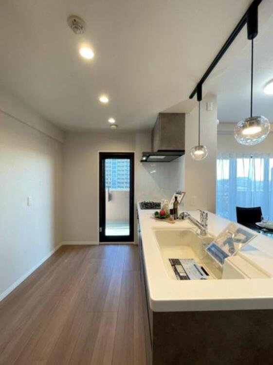 キッチン バルコニーと繋がり、開放感のあるキッチン。換気もしっかり行えます。