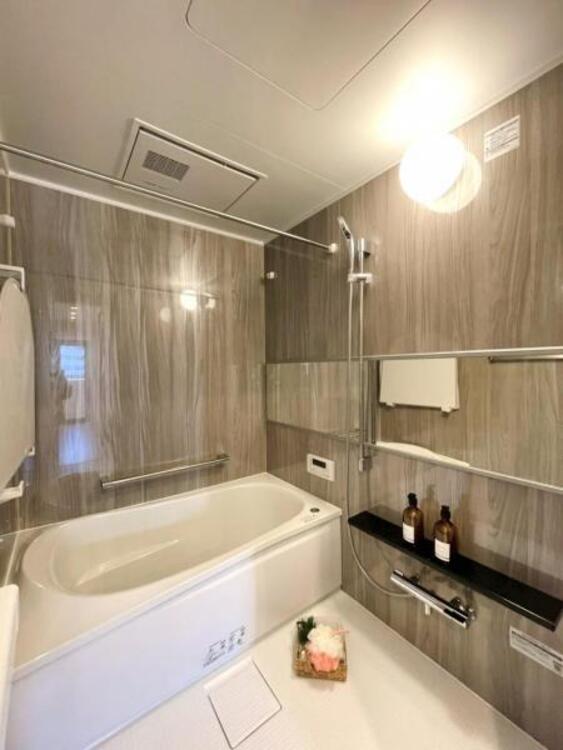 風呂 浴室乾燥機付きのバスルーム。足を伸ばしてリラックスができる安らぎの空間です 