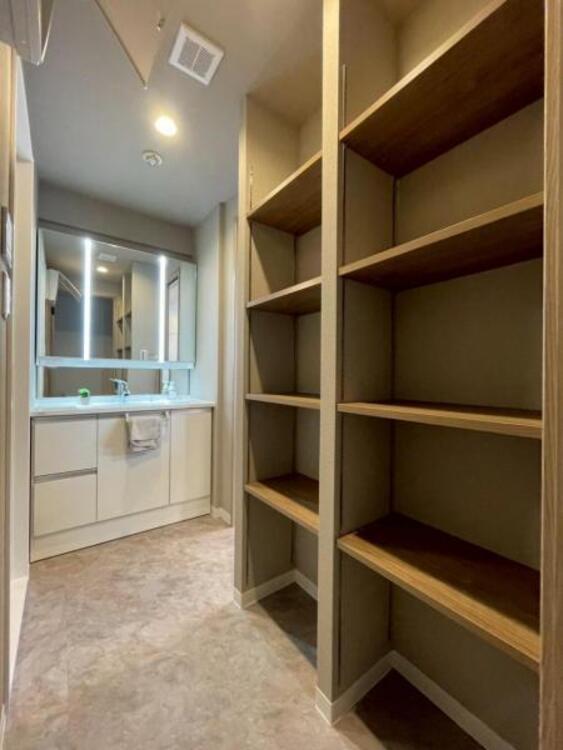 洗面 可動棚式の大容量リネン庫があり、洗面スペースを広々とつかえます