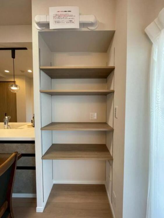 収納 ご家族の写真や、季節のオーナメントを飾れる可動棚式収納。リビング小物もすっきり収まりそうです。