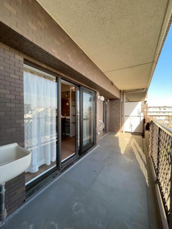バルコニー 2部屋に面したワイドバルコニーは陽当たり良好で洗濯物が良く乾きます 