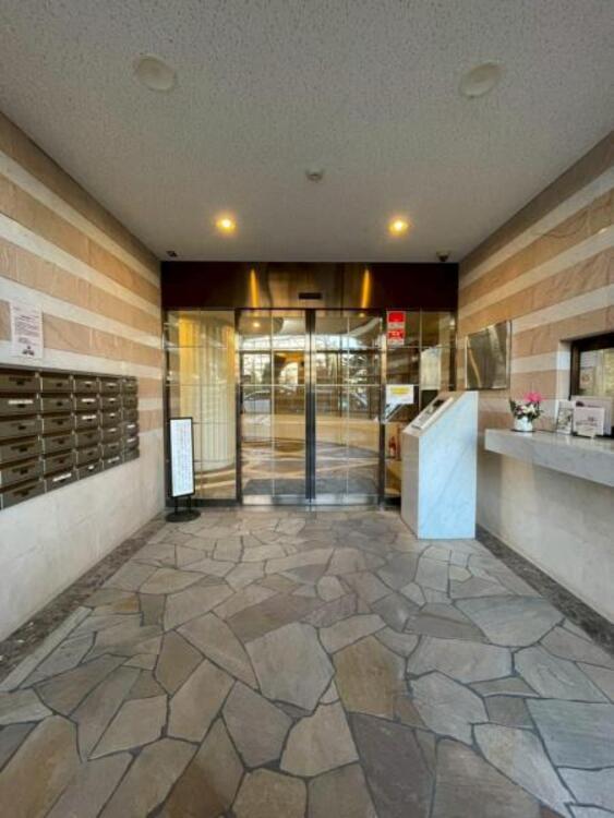 エントランス 遅い時間のご帰宅にも安心のオートロックマンションです