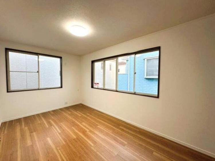 内装 ベッドを置いてもゆとりのある、広さ約7.5帖の主寝室です 