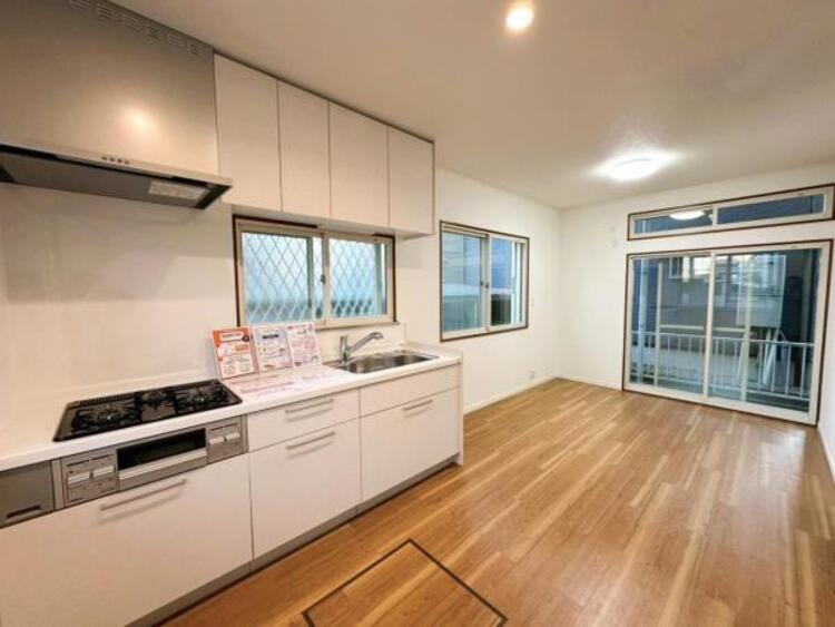 居間 食と憩いの場がゆるやかに続く、家族の存在を感じられるDKです