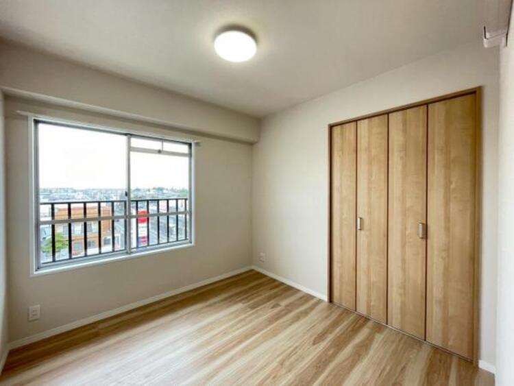 内装 【4.8帖洋室】子供部屋にぴったりな洋室。明るい空間で成長を見守ります