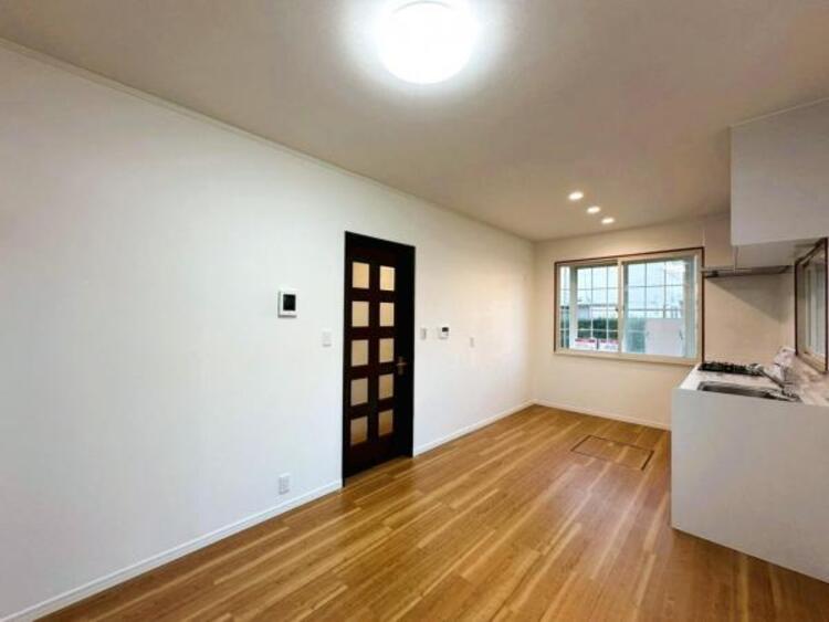 居間 三面採光につき、風通しのよい開放的なダイニングキッチンです！