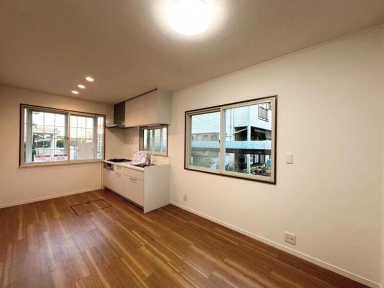 居間 断熱・遮音効果のある二重サッシ施工済み！快適な住空間です！