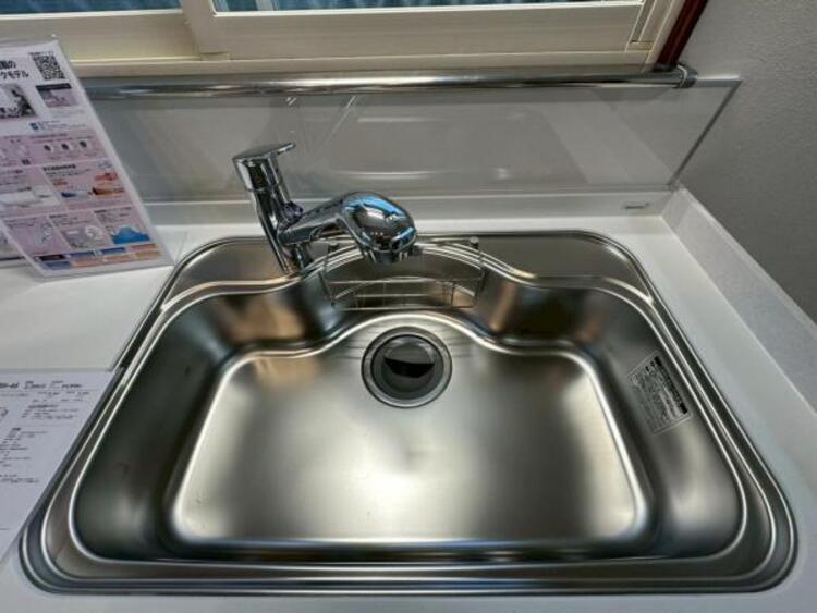キッチン 鍋や大皿も洗える広々としたシンクです。ステンレスのため耐久性・お手入れしやすさも魅力です 