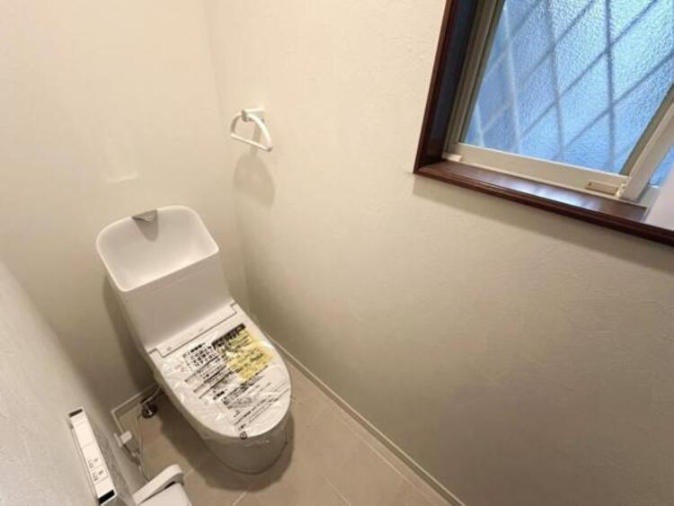 トイレ 明るく清潔感のある節水型ウォシュレットトイレです