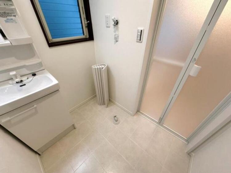 洗面 耐水性が高くお掃除が快適なクッションフロア採用の洗面室です 