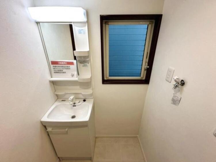 洗面 窓から外気を取り込み、換気のできるランドリースペース 