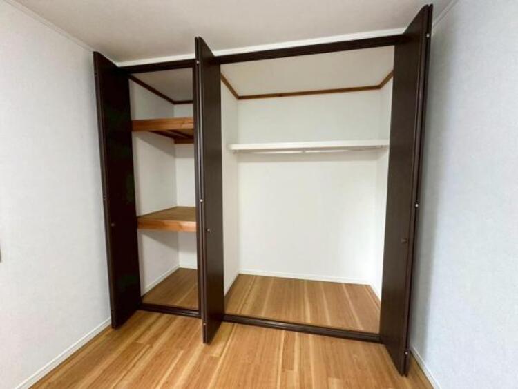 収納 コートやワンピースをそのまま掛けられるのが嬉しい、大容量クローゼット収納 