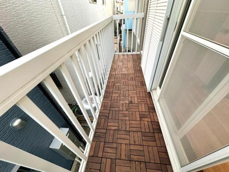 バルコニー ウッドパネル敷のバルコニーです