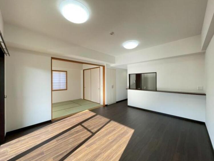 居間 南西向き日当たり良好！たっぷりの陽光が注がれた明るいリビングは、家族団らんのひと時を包み込みます。