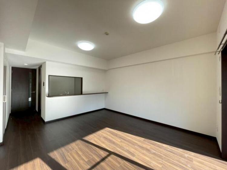 居間 一日の長い時間を過ごすリビング。陽光の注ぐ明るい空間です 