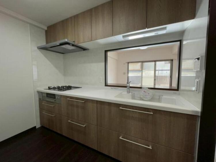 キッチン リビングダイニングを見渡せる対面キッチン。ご家族で並んでも余裕のある広さです