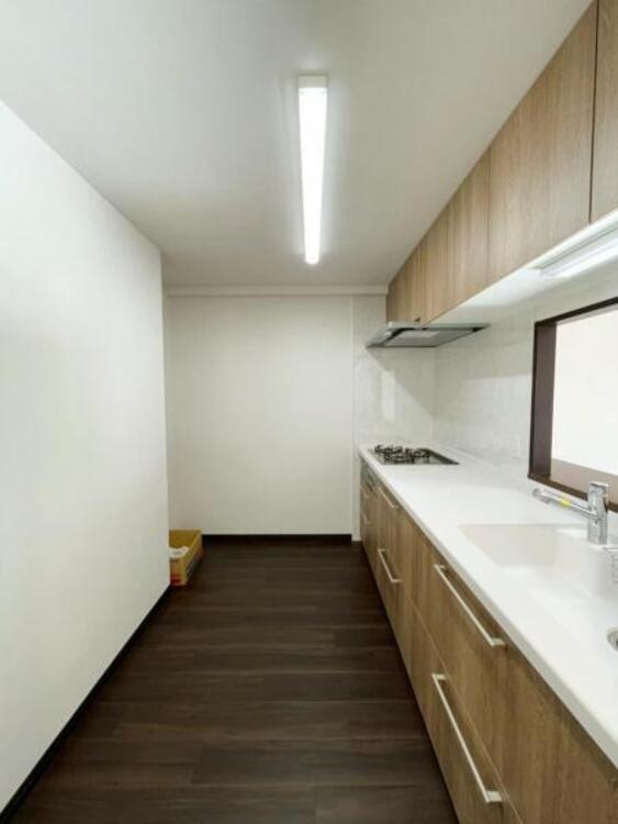 キッチン ゆとりのあるキッチンスペース。うれしい吊戸棚収納付きです。