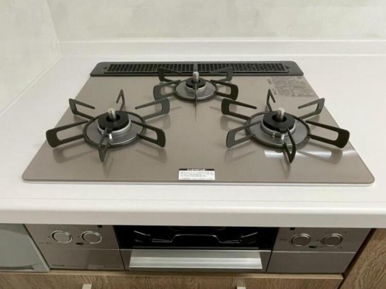キッチン 毎日の料理に嬉しい3口コンロ。グリルもあり色んなレシピを楽しめそうです。 
