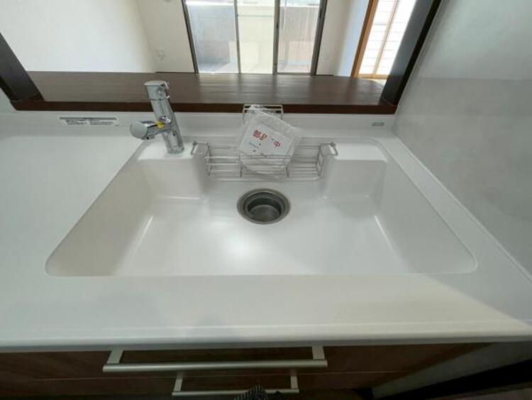 キッチン 鍋や大皿も洗える広々としたシンクです。
