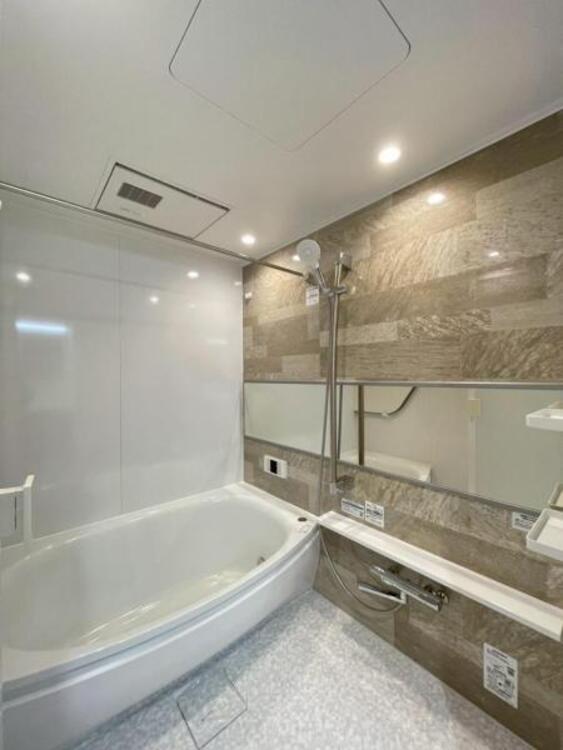 風呂 浴室乾燥機付きのバスルーム。足を伸ばしてリラックスができる安らぎの空間です 