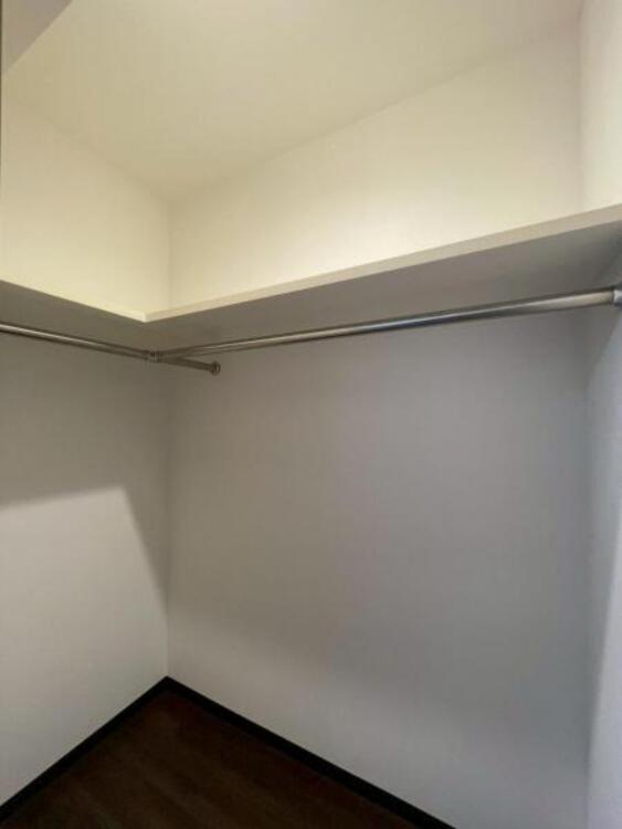 収納 大容量のWICにはご夫婦の衣類がすっきり収まり、衣替えいらずですね 